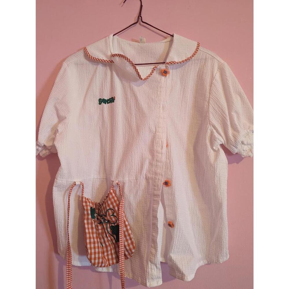 White & orange short-sleeve embroidered blouse (mini bag included)